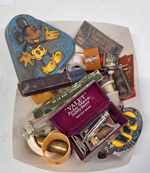 Lot 1111 - TRAY OF COLLECTABLES