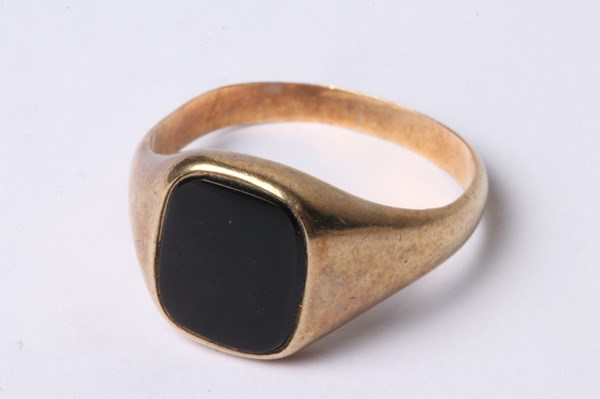 Lot 1006 - GOLD SIGNET RING