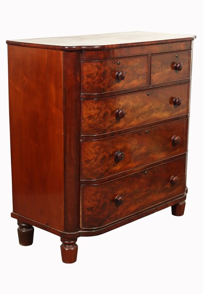 Lot 40 - CHEST OF DRAWERS