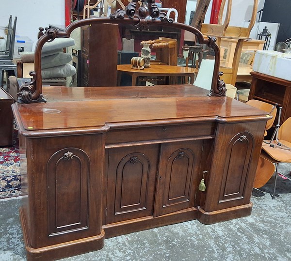 Lot 88 - SIDEBOARD