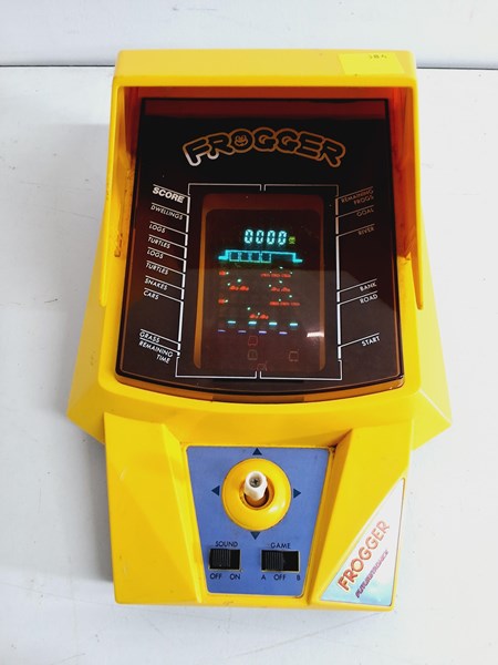 Lot 1144 - HAND HELD GAME