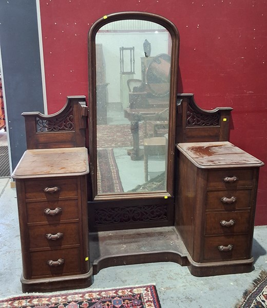 Lot 76 - DRESSING CHEST