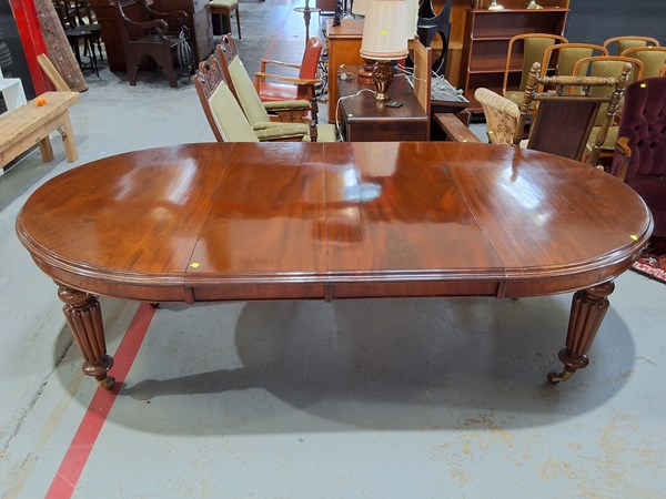 Lot 326 - DINING TABLE