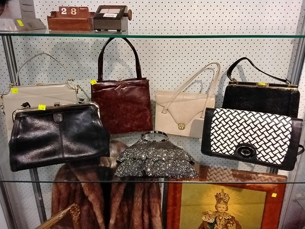 Lot 1333 - VINTAGE HANDBAGS