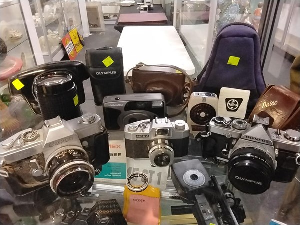 Lot 1437 - COLLECTION OF CAMERAS