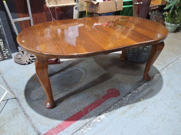 Lot 272 - DINING TABLE