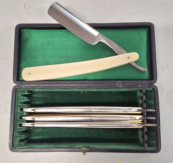 Lot 1260 - VINTAGE RAZORS