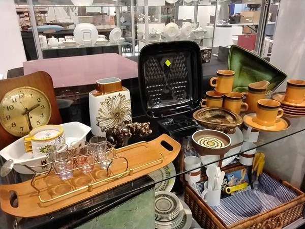 Lot 1410 - ASSORTMENT OF MID-CENTURY CERAMICS