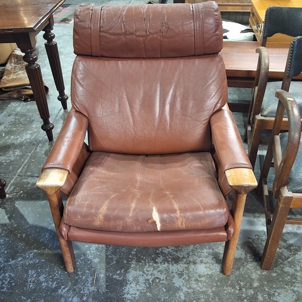 Lot 174 - ARMCHAIR