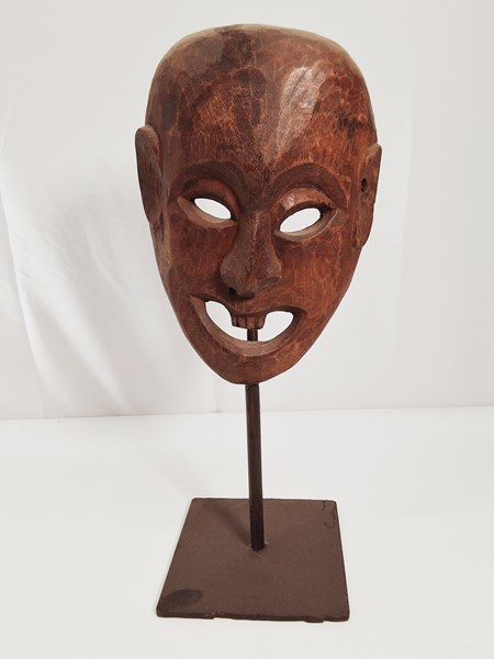 Lot 1227 - CARVED TRIBAL MASK