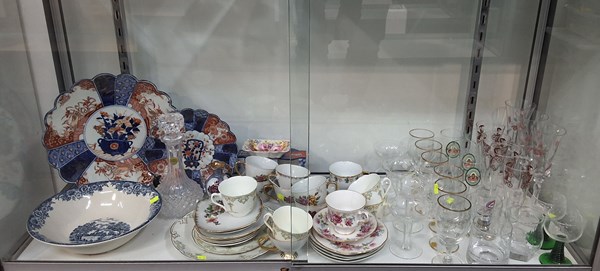 Lot 1426 - GLASS AND CHINA