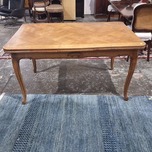 Lot 198 - DINING TABLE