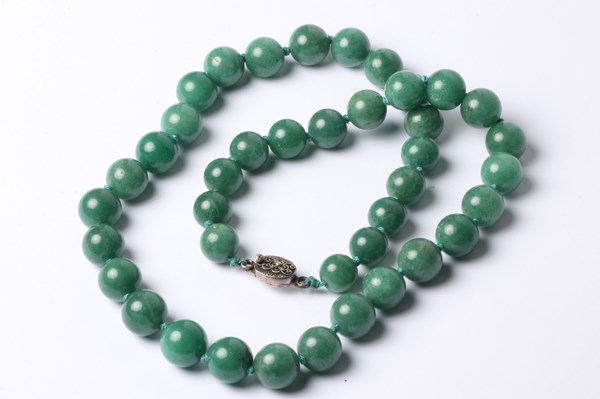 Lot 1083 - GREENSTONE NECKLACE