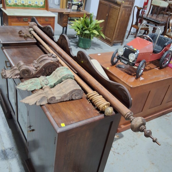 Lot 212 - CURTAIN RODS & CORBELS