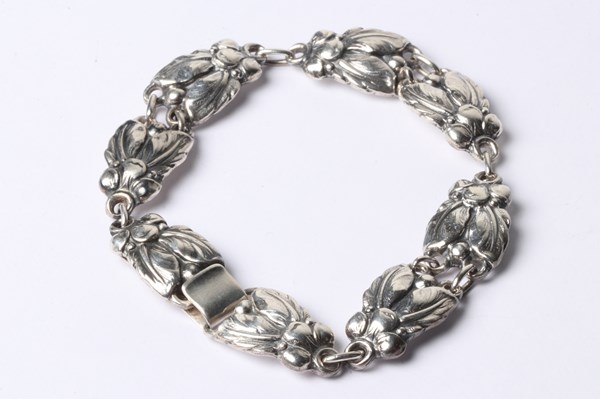 Lot 1086 - SILVER BRACELET