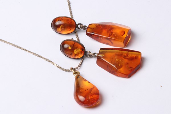 Lot 1082 - AMBER JEWELLERY