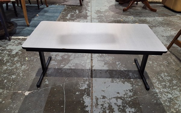 Lot 417 - TABLE