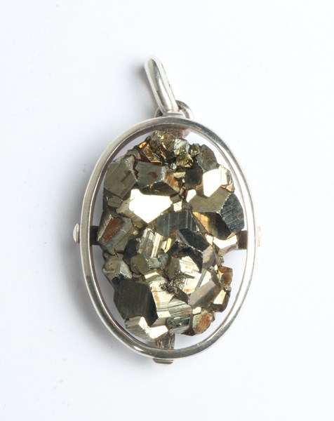 Lot 1050 - GEMSTONE PENDANT