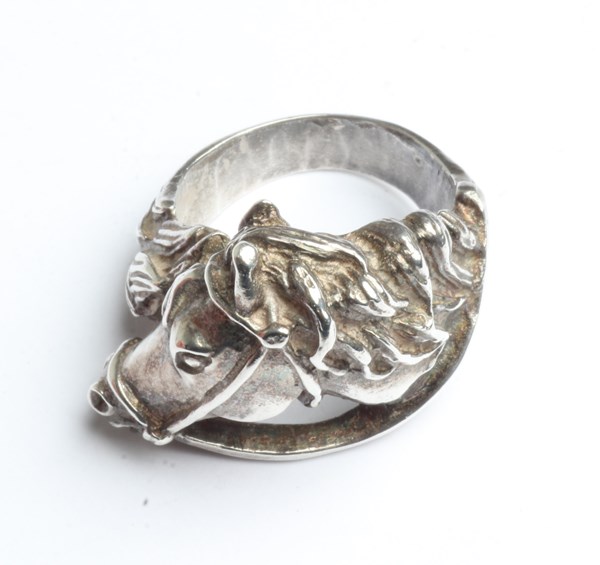 Lot 1052 - SILVER RING