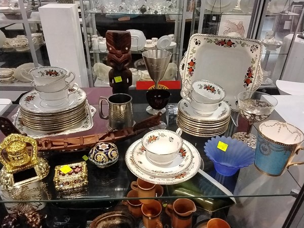 Lot 1408 - DECORATIVE CHINA, GLASS AND METALWARE