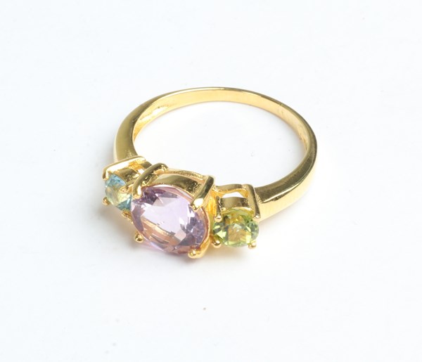 Lot 1047 - GEMSTONE RING