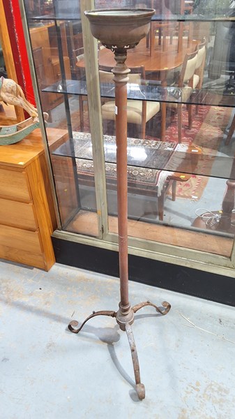 Lot 414 - LAMP STAND