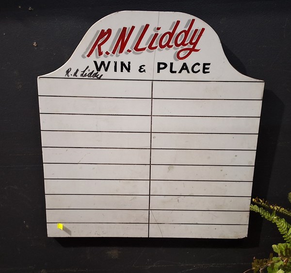 Lot 392 - WIN & PLACE BOARD