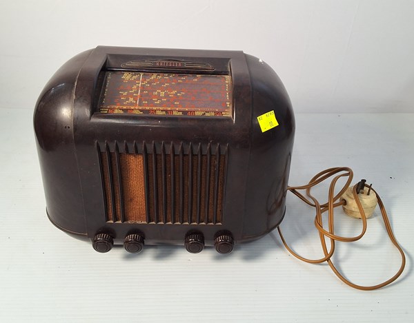 Lot 1336 - BAKELITE RADIO