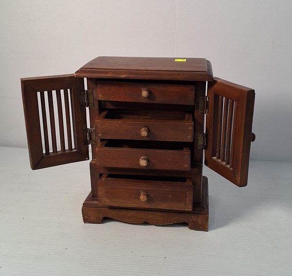 Lot 1341 - JEWELLERY BOX