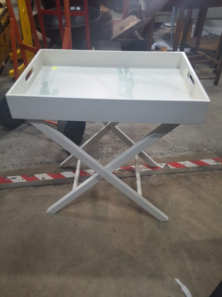 Lot 149 - TRAY TABLE