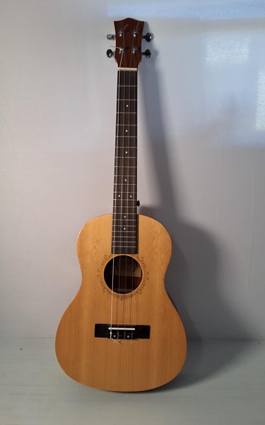 Lot 1219 - UKULELE