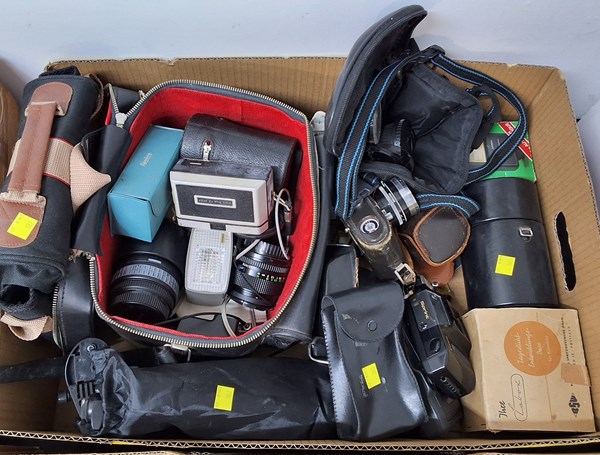 Lot 1423 - ASSORTED CAMERA EQUIPMENT