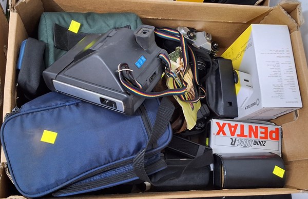 Lot 1427 - CAMERAS AND MORE