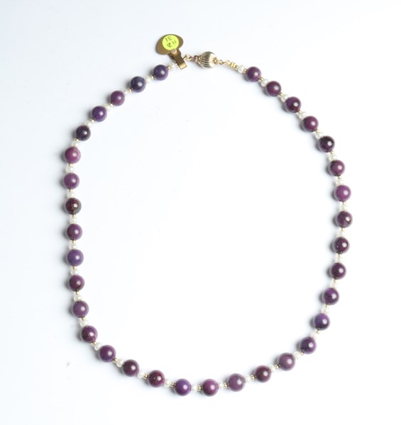 Lot 1038 - AMETHYST NECKLACE