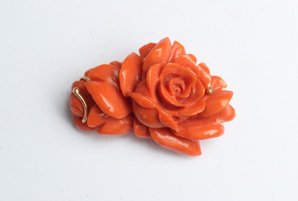 Lot 1033 - CORAL BROOCH