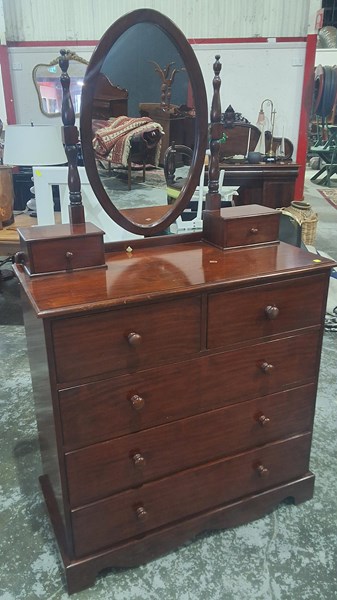 Lot 81 - DRESSING CHEST