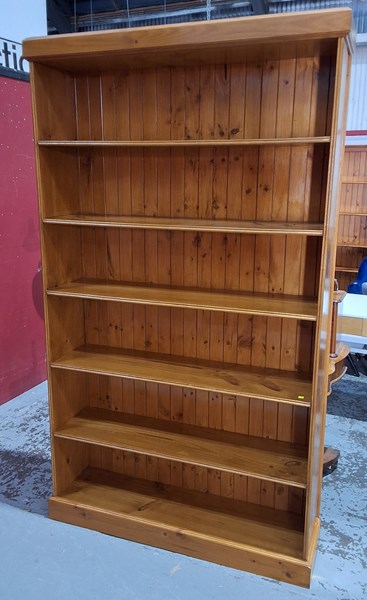Lot 87 - BOOKSHELF