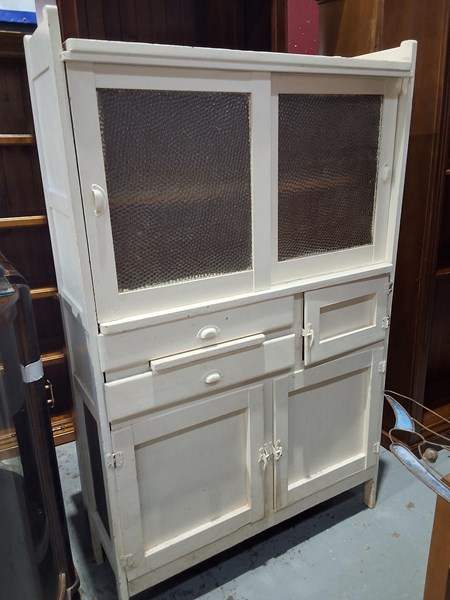 Lot 280 - KITCHEN CABINET