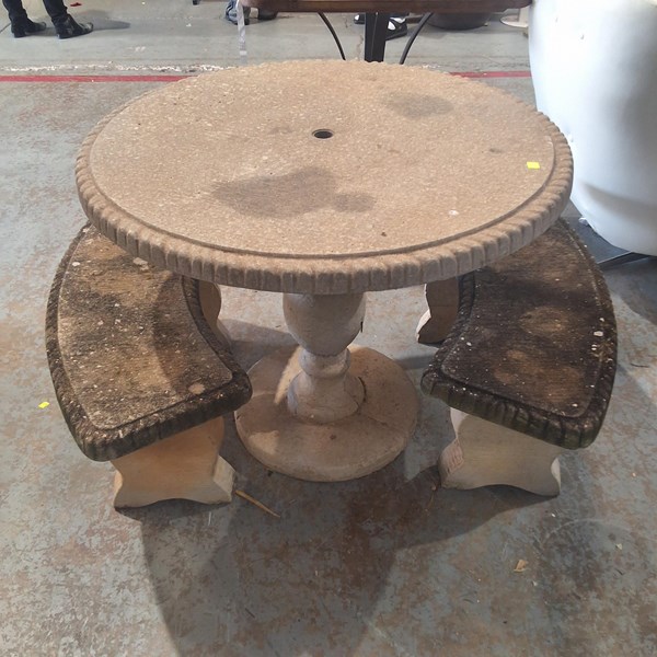 Lot 368 - OUTDOOR SET