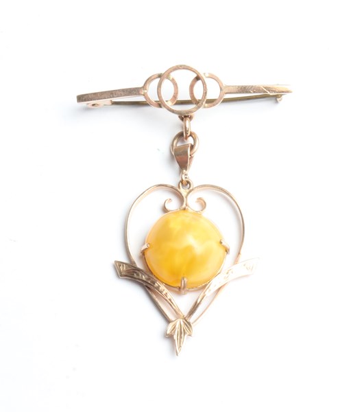 Lot 1028 - GOLD BROOCH
