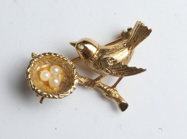 Lot 1008 - GOLD BROOCH