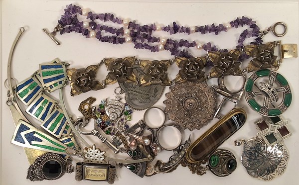 Lot 1090 - JEWELLERY