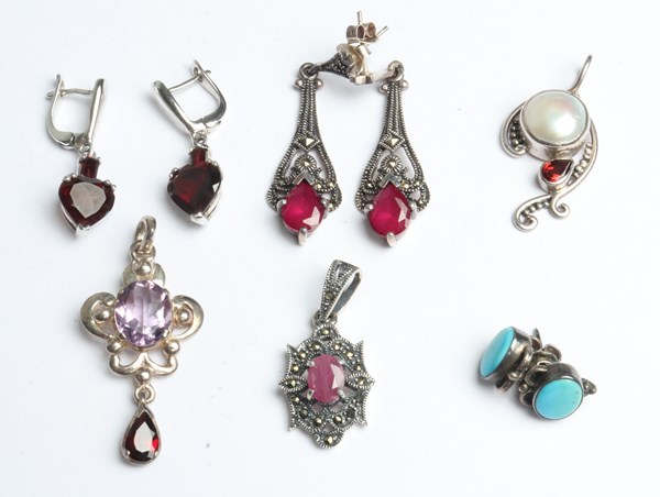 Lot 1039 - JEWELLERY