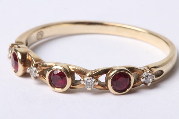 Lot 1015 - RUBY & DIAMOND RING