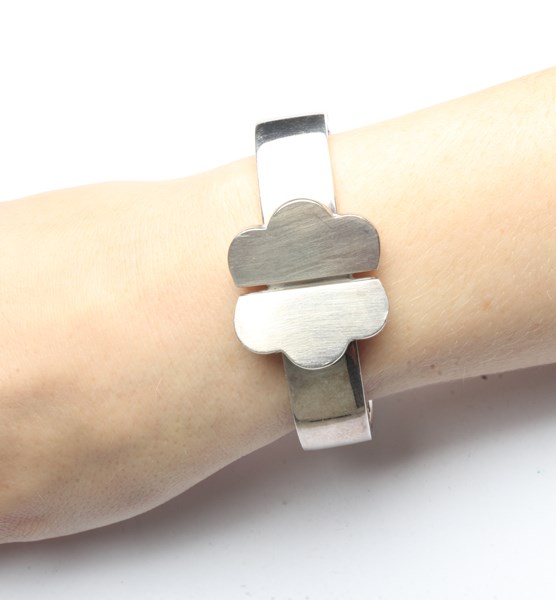 Lot 1054 - SILVER BANGLE