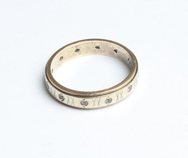 Lot 1020 - GOLD RING