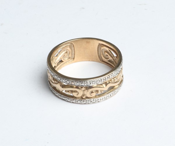 Lot 1006 - GOLD RING