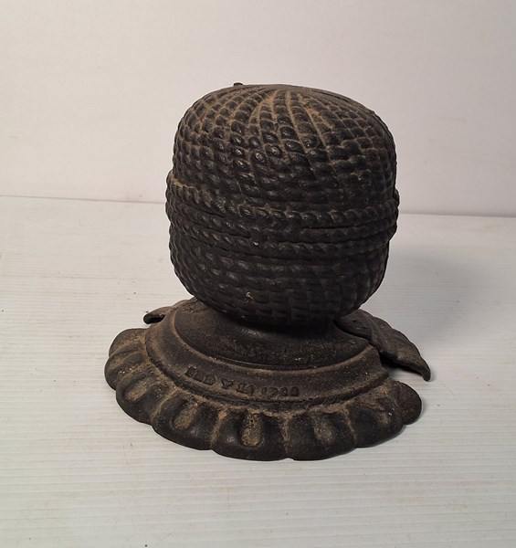 Lot 1195 - STRING HOLDER