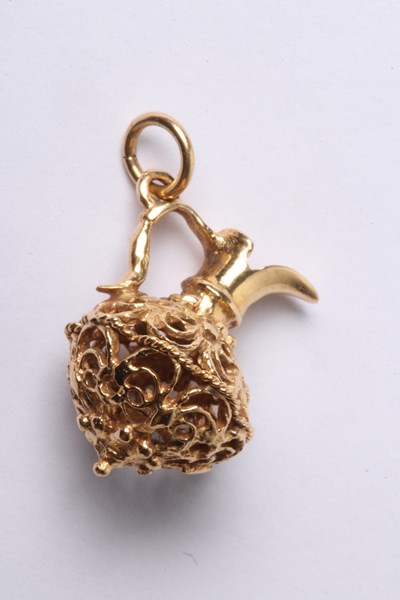 Lot 1025 - GOLD PENDANT/CHARM