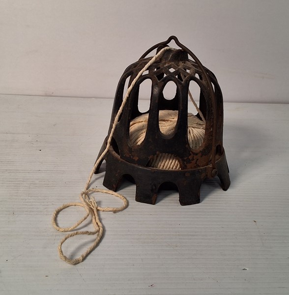 Lot 1207 - STRING HOLDER